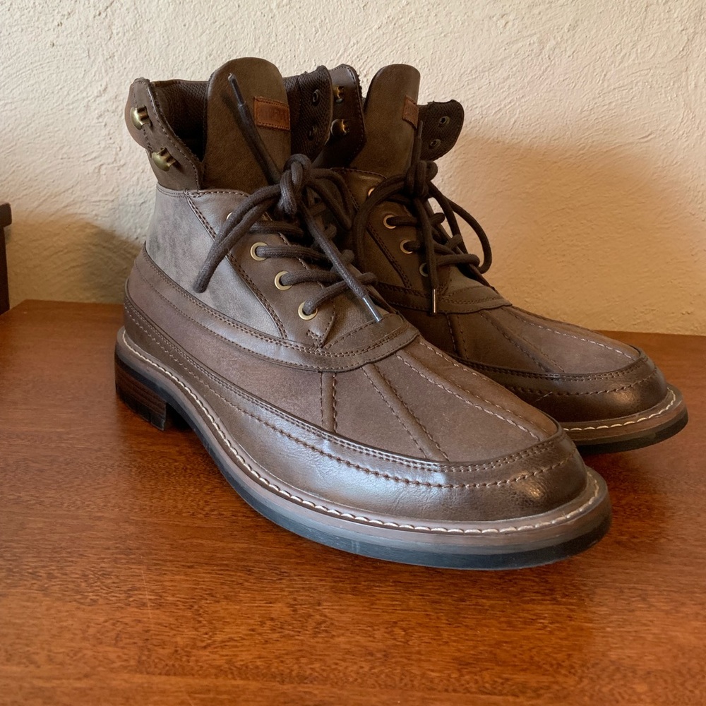 10.5 Tommy Hilfiger duck boot